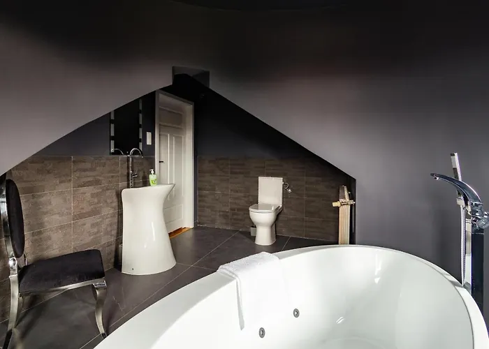 The Castle - Free Parking - Self Check In (adults Only) דירה