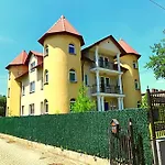 The Castle - Free Parking - Self Check In (adults Only) アパート *