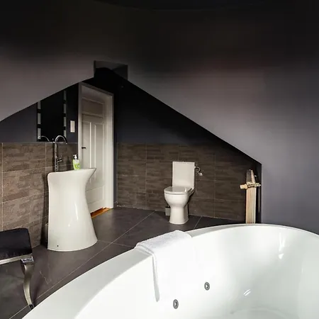 The Castle - Free Parking - Self Check In (adults Only) Apartamento