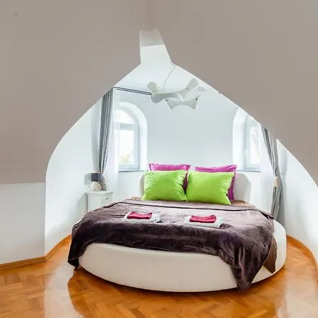 The Castle - Free Parking - Self Check In (adults Only) *