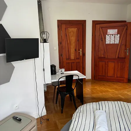 The Castle - Free Parking - Self Check In (adults Only) *