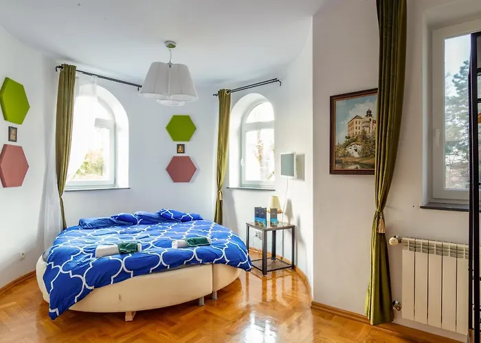 The Castle - Free Parking - Self Check In (adults Only) Apartament