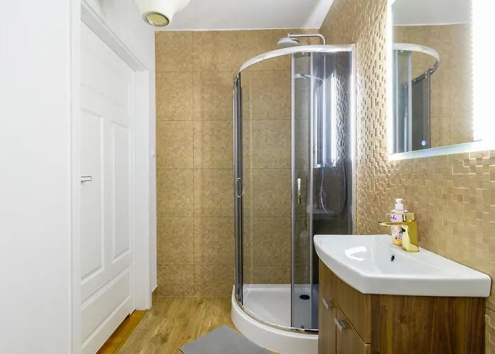 The Castle - Free Parking - Self Check In (adults Only)