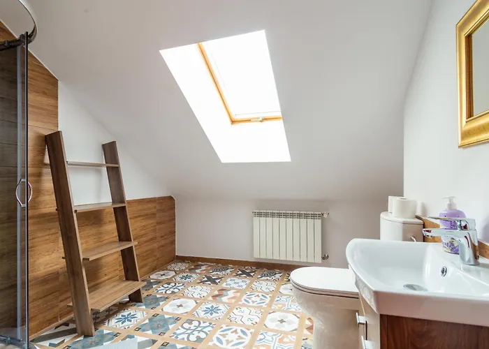 The Castle - Free Parking - Self Check In (adults Only)