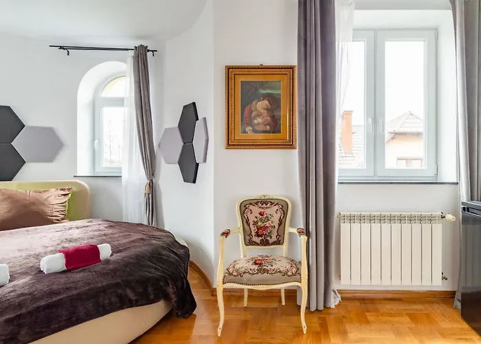 The Castle - Free Parking - Self Check In (adults Only) Apartament