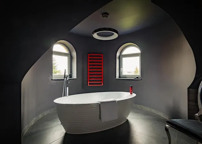 The Castle - Free Parking - Self Check In (adults Only) *