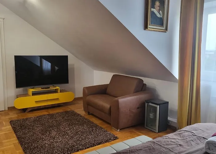 The Castle - Free Parking - Self Check In (adults Only) Apartament