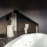 The Castle - Free Parking - Self Check In (adults Only) Apartament