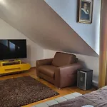 The Castle - Free Parking - Self Check In (adults Only) Apartament